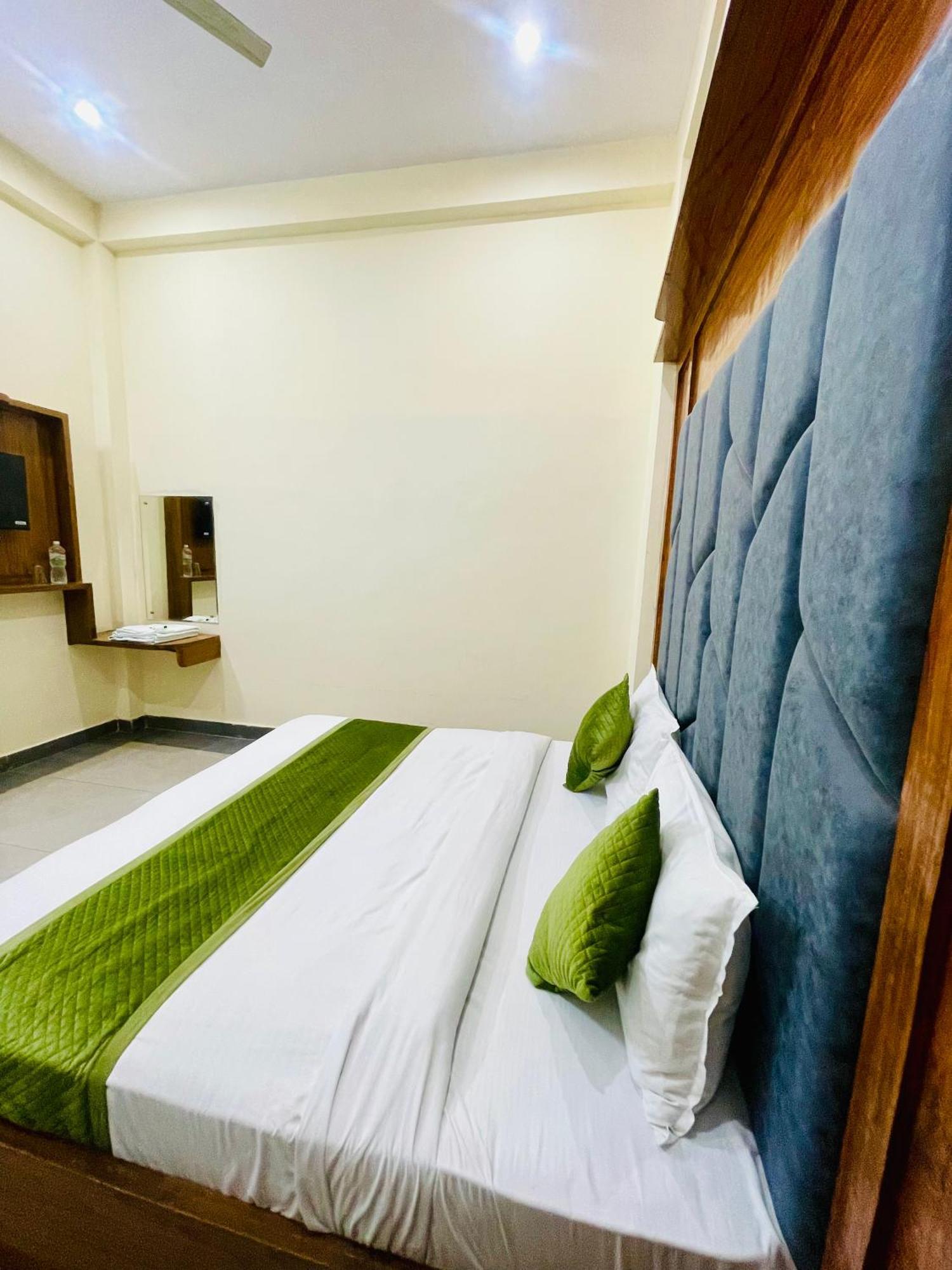 Hotel Gt International Tājganj Екстериор снимка